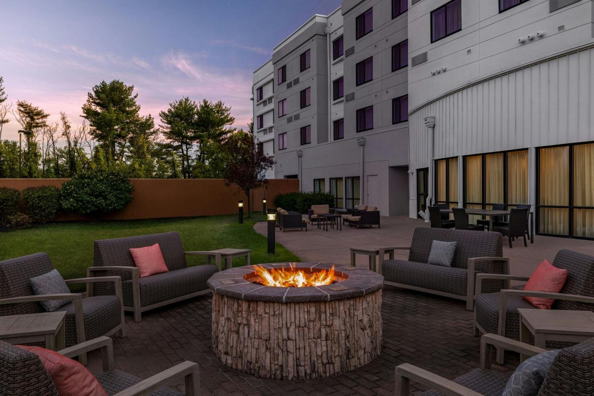 Courtyard Mt. Holly Westampton Hotel Екстериор снимка